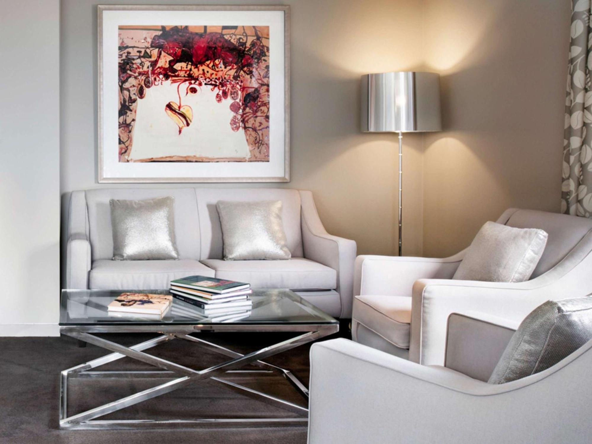 The Olsen Melbourne Art Series Exterior foto A living room with a floor lamp